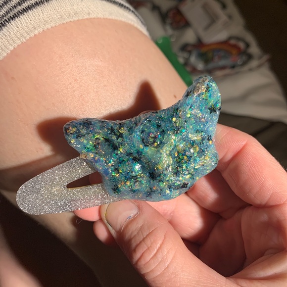 Handmade resin Kat had hair clips - Picture 4 of 6